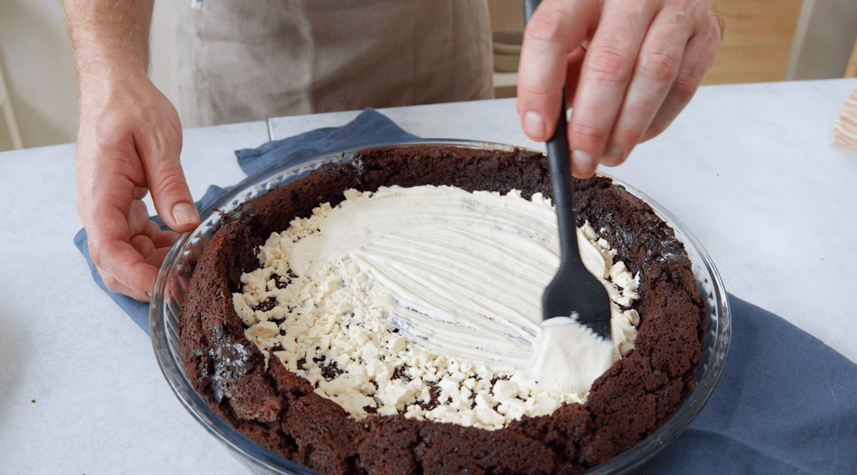 étaler le chocolat blanc sur le brownie