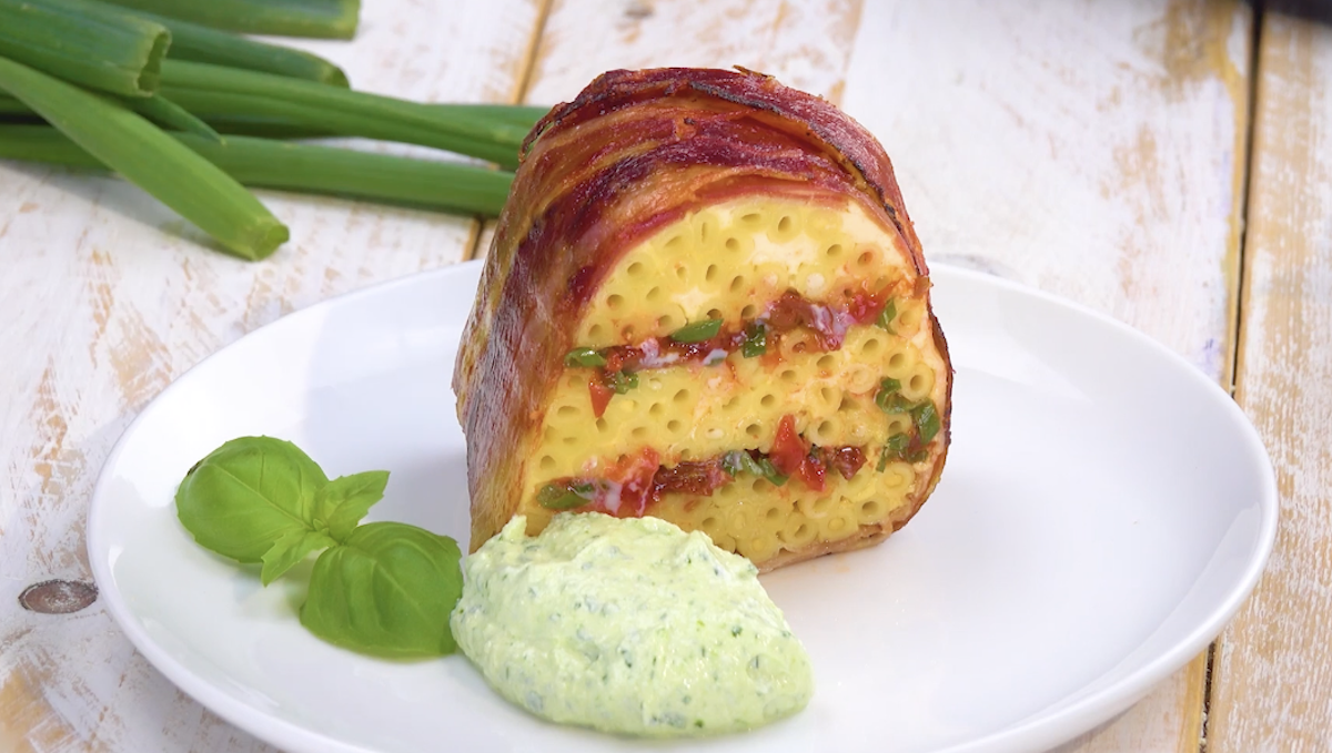 gâteau au jambon et aux macaronis avec des tomates