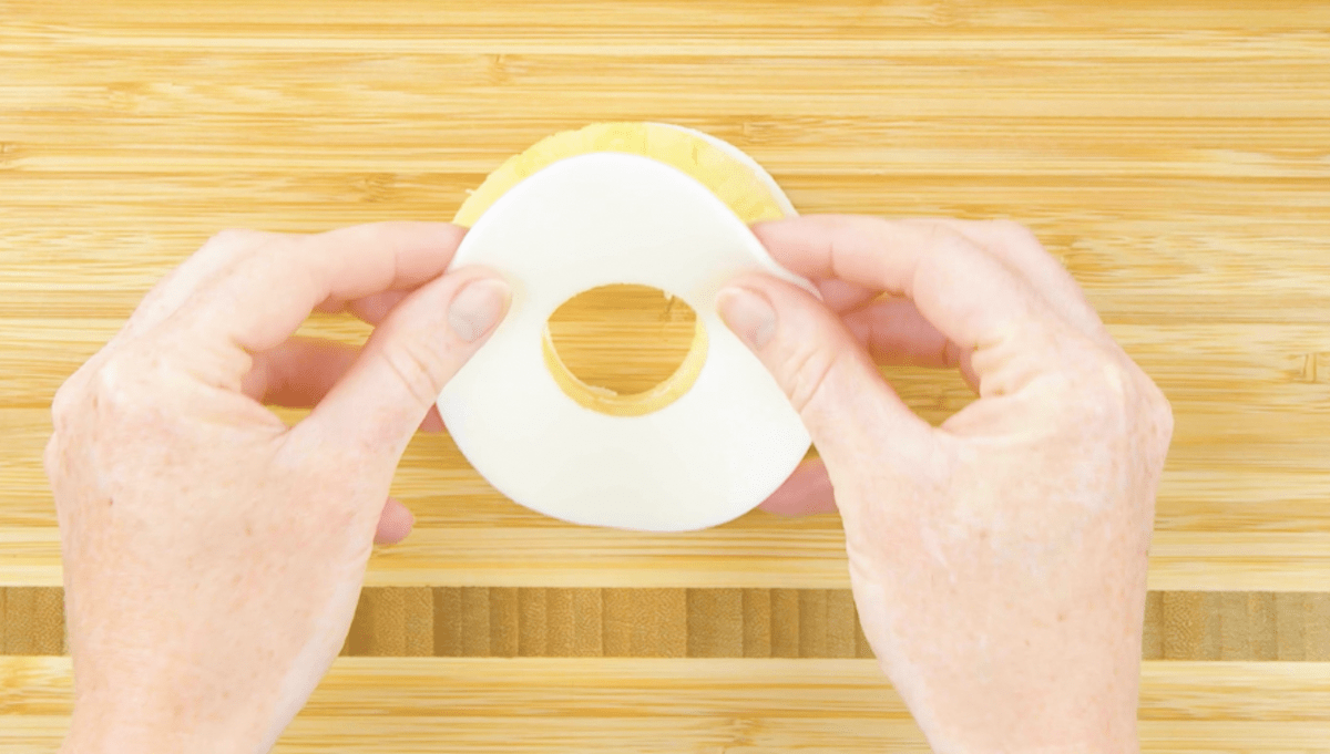 entourer une tranche d'ananas de fromage de chèvre