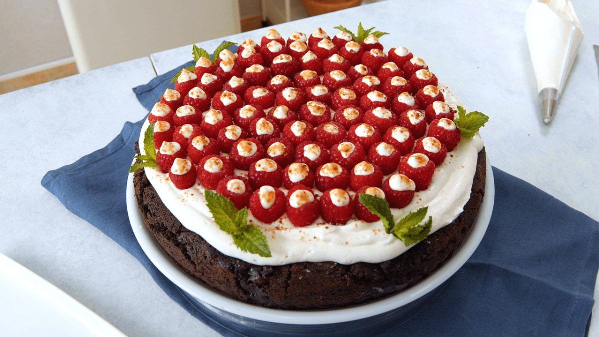 Magnifique gâteau au chocolat et aux framboises avec crème de mangue