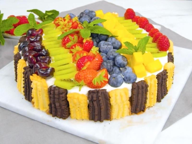 Funnel cake avec mousse au chocolat et au fromage frais et fruits