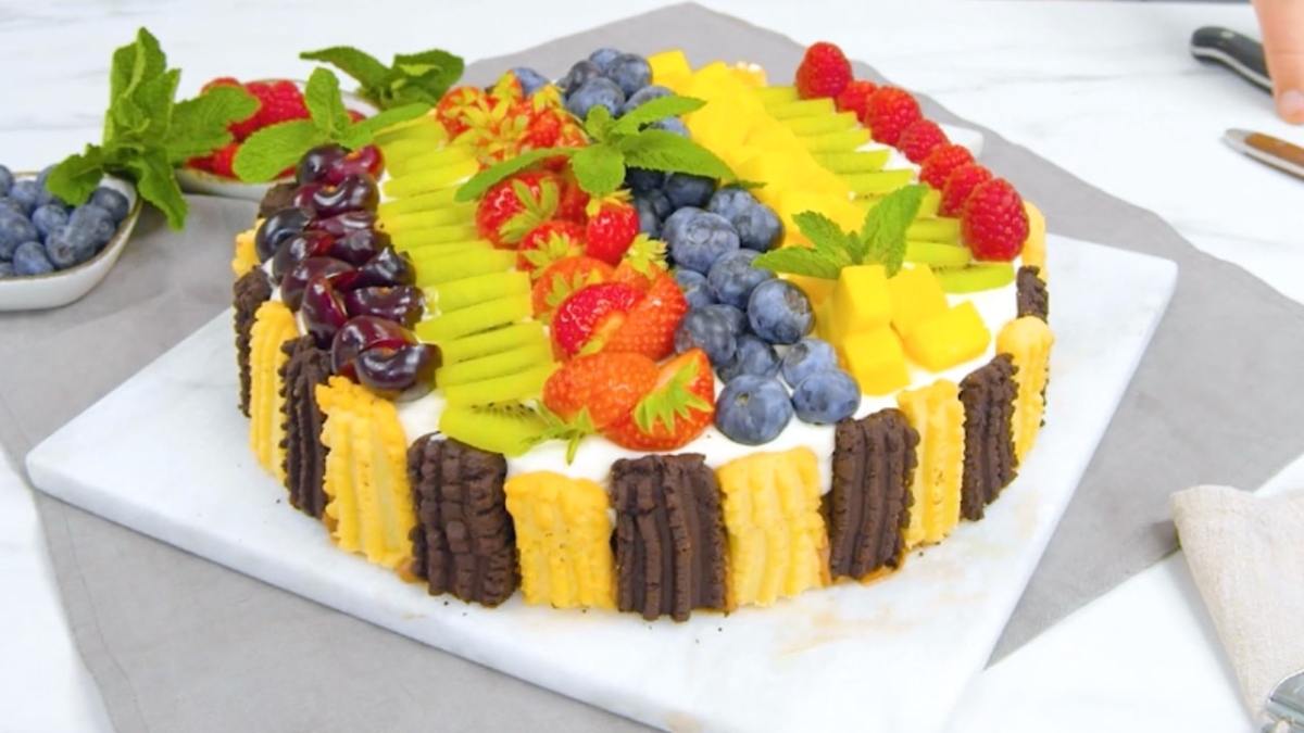 Funnel cake avec mousse au chocolat et au fromage frais et fruits