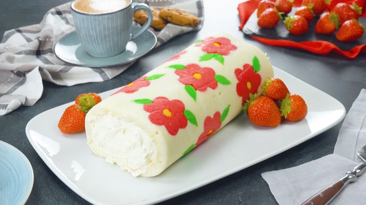 Roulé de génoise au cœur crémeux à la fraise et aux motifs floraux