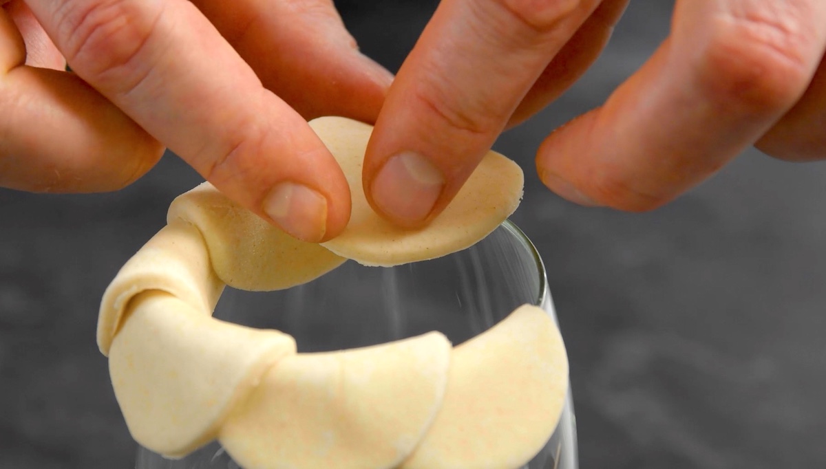 placer les cercles de pâte feuilletée sur un verre