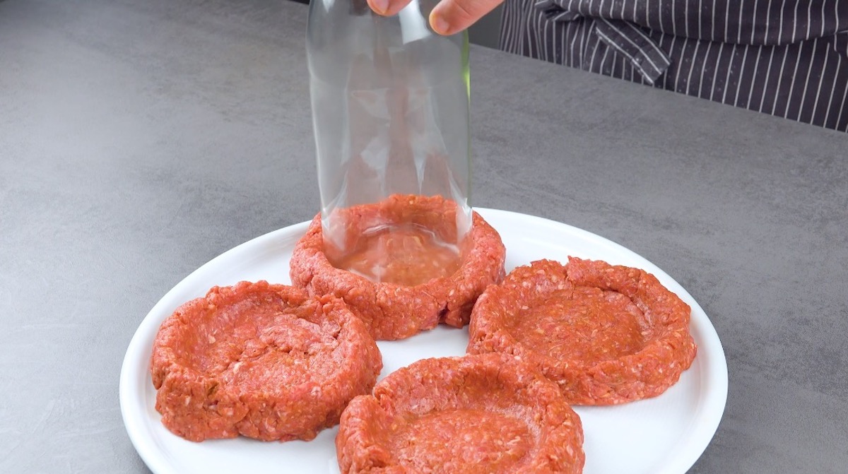 faire un creux dans les 4 galettes de viande hachée