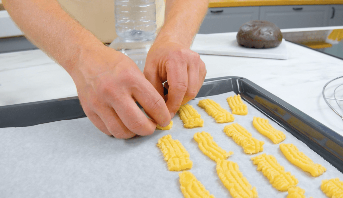 couper la pâte à biscuit et la poser sur une plaque