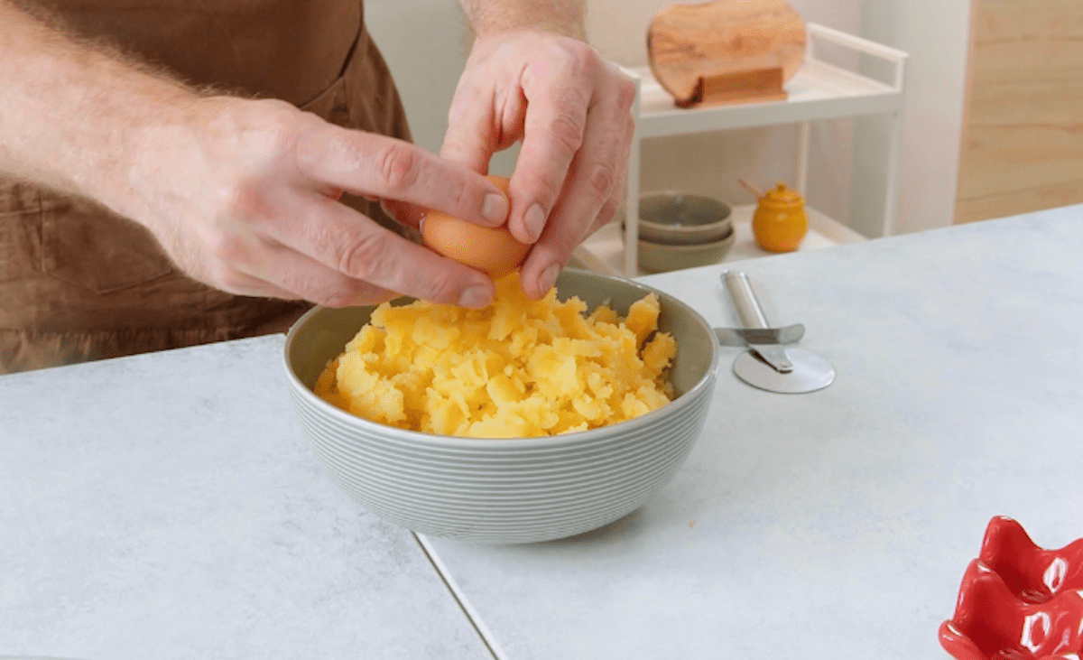 écraser les pommes de terre et ajouter l'œuf