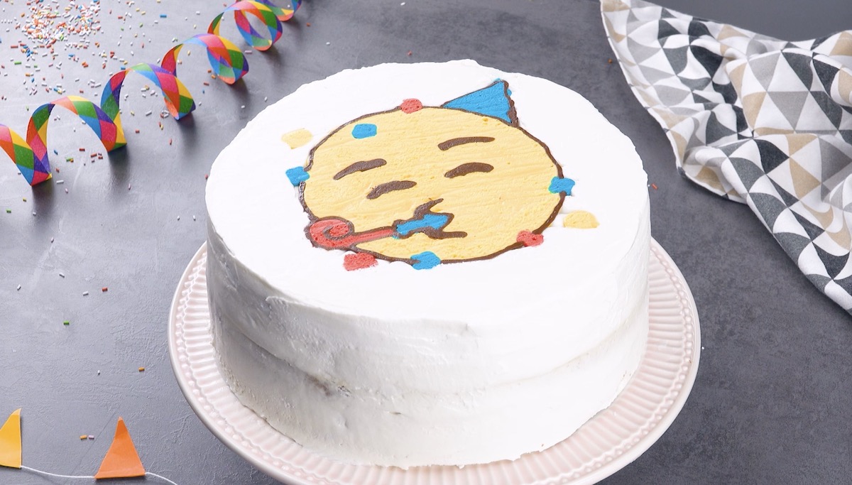 gâteau avec un smiley coloré sur le glaçage