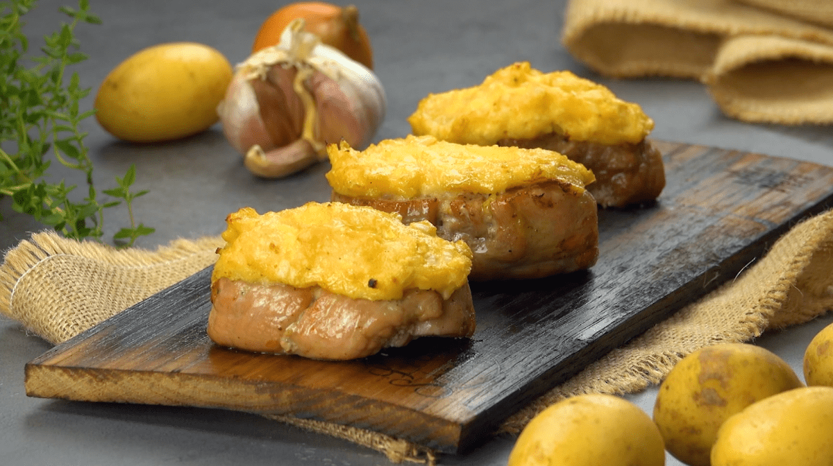 Filet de porc grillé avec son manteau de fromage et pommes de terre