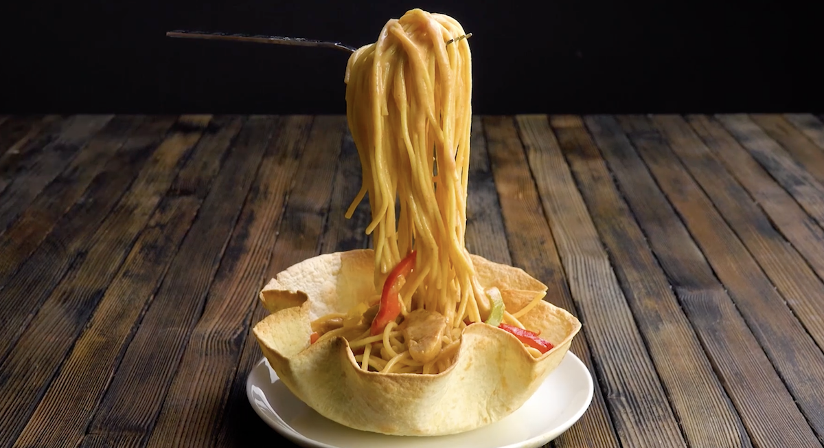 illusion d'optique spaghettis volantes dans leur bol de tortilla