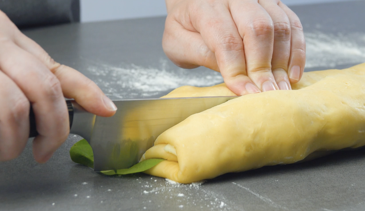 rouler la pâte et la couper en 2