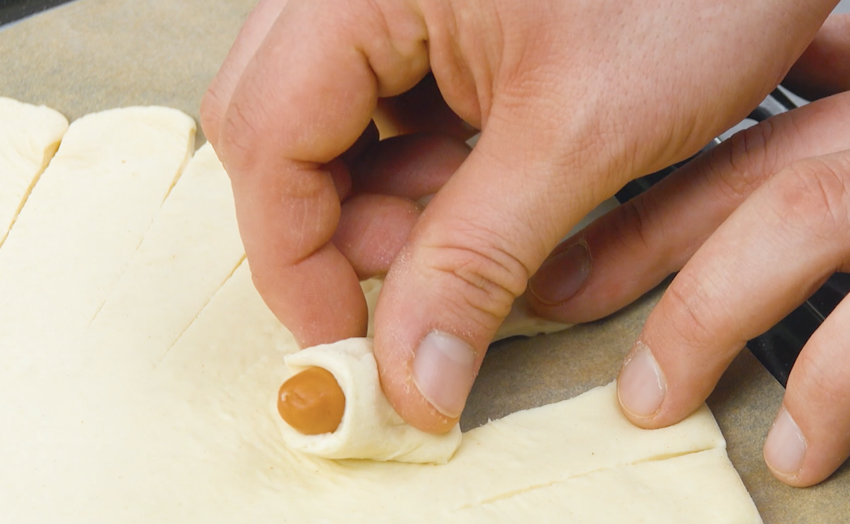 envelopper les saucisses dans la pâte