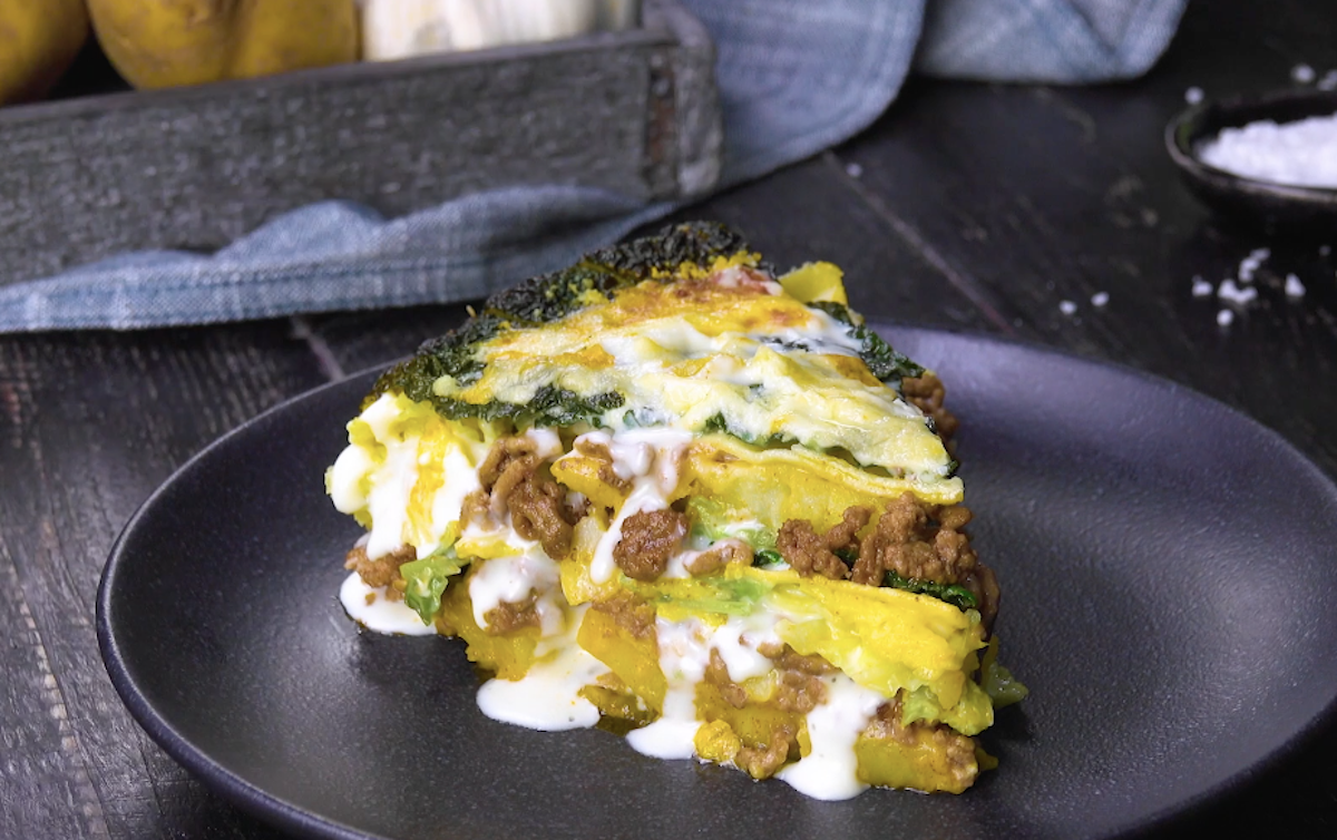 Lasagnes avec chou frisé, viande hachée et pommes de terre