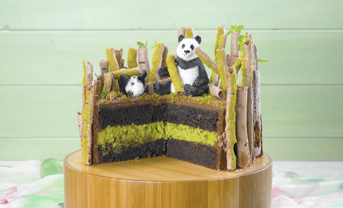 décorer le gâteau avec les meringues et des pandas