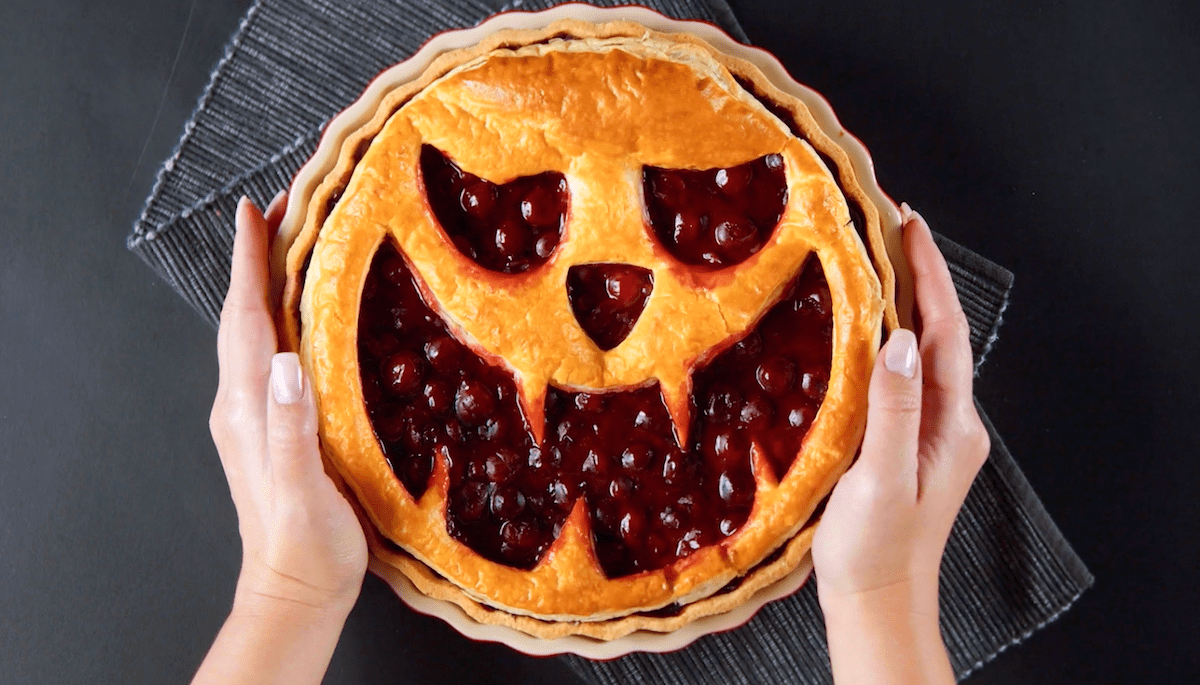 Tarte d'Halloween en forme de citrouille effrayante