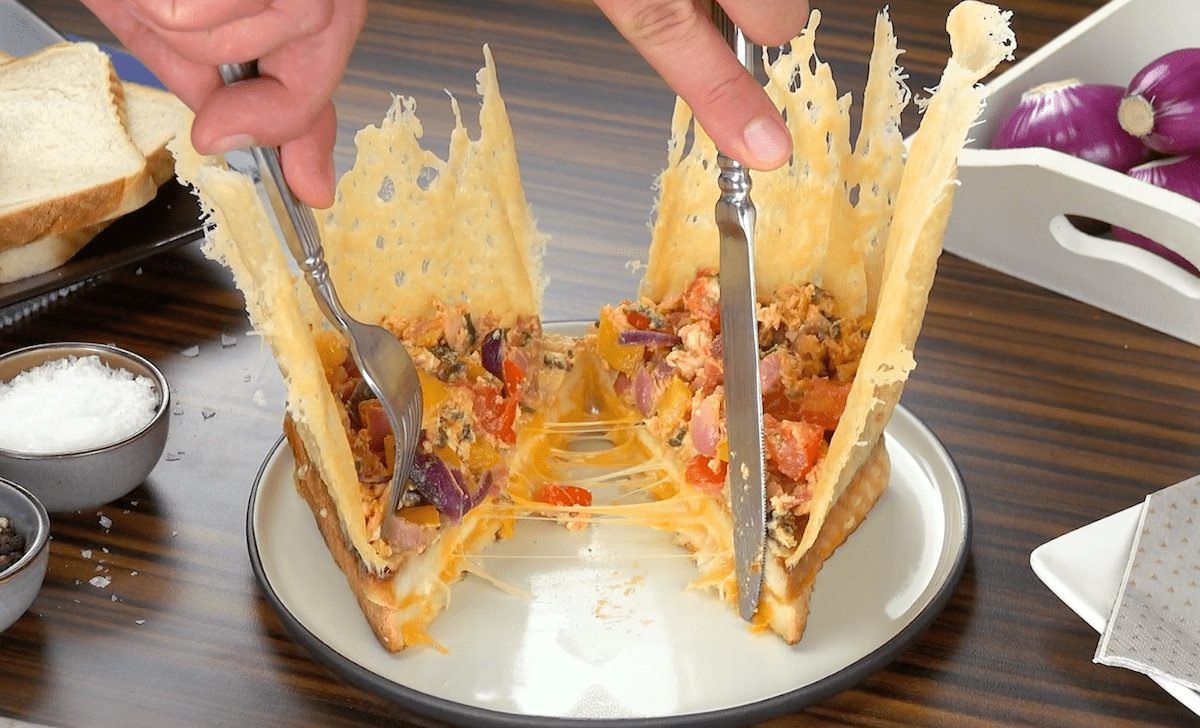 Toasts avec couronne de fromage et œufs brouillés