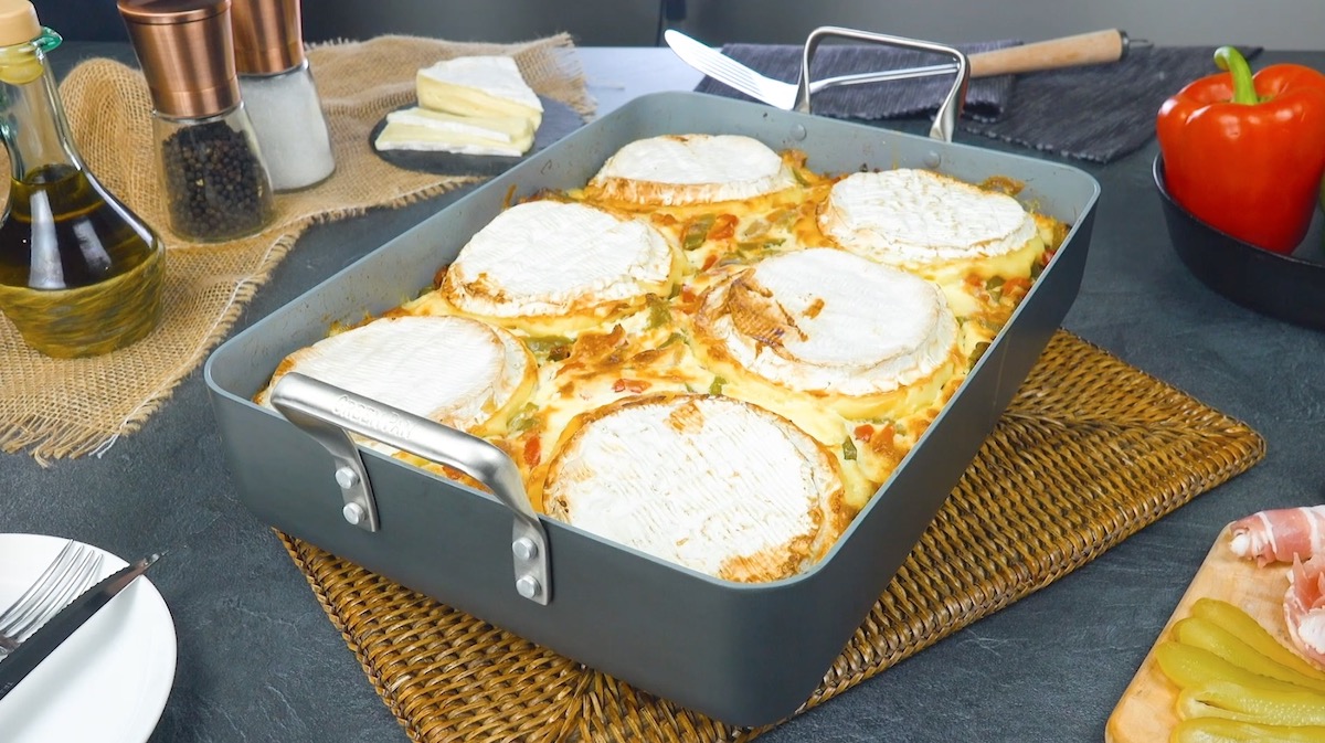 Délicieuse tartiflette au camembert, au lard et aux cornichons