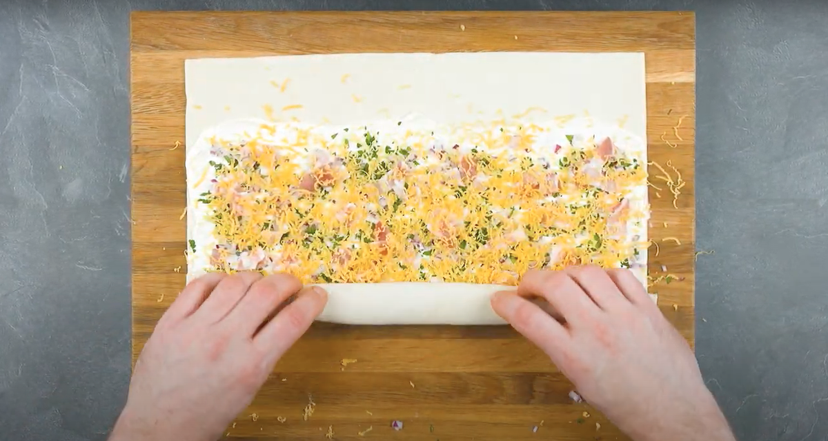 râper le fromage sur la pâte feuilletée