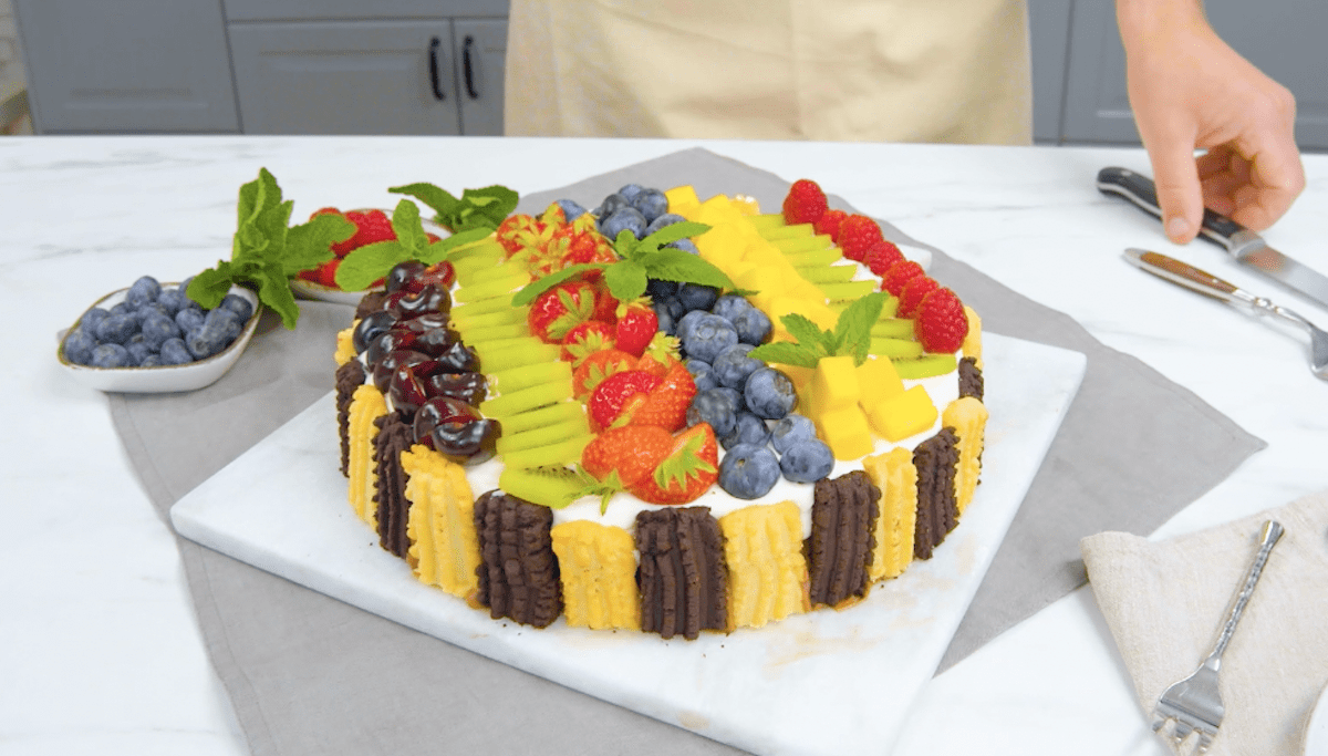 funnel cake aux fruits avec de la mousse et des biscuits