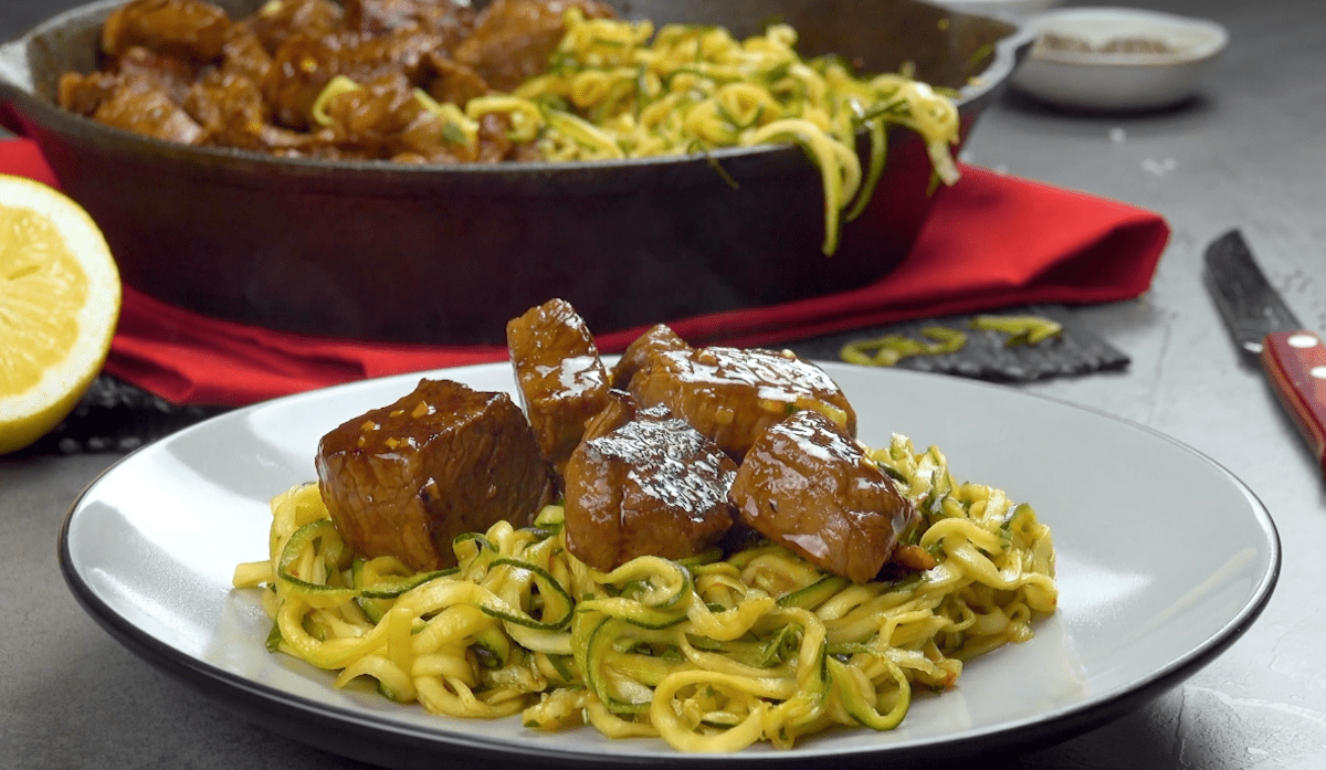 Bouchées de bœuf accompagnées de leurs zoodles