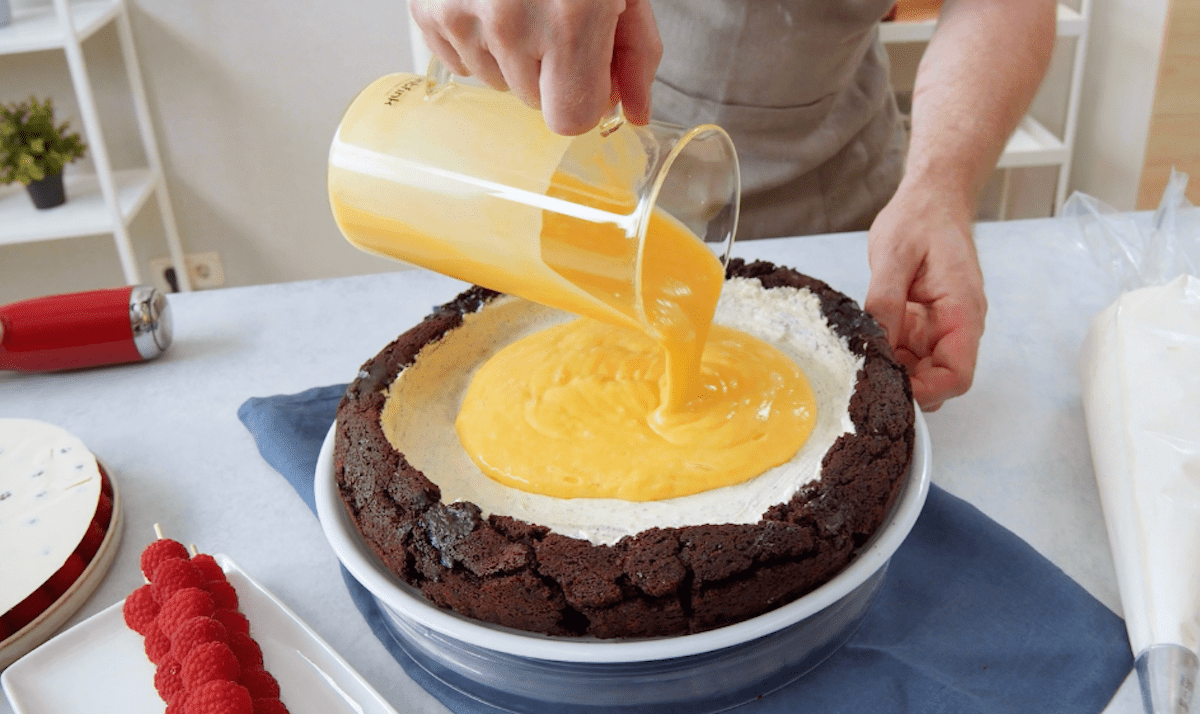 verser la crème de mangue sur le brownie