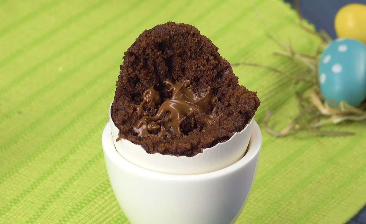 coquille d’œuf avec gâteau au chocolat fourré au nutella