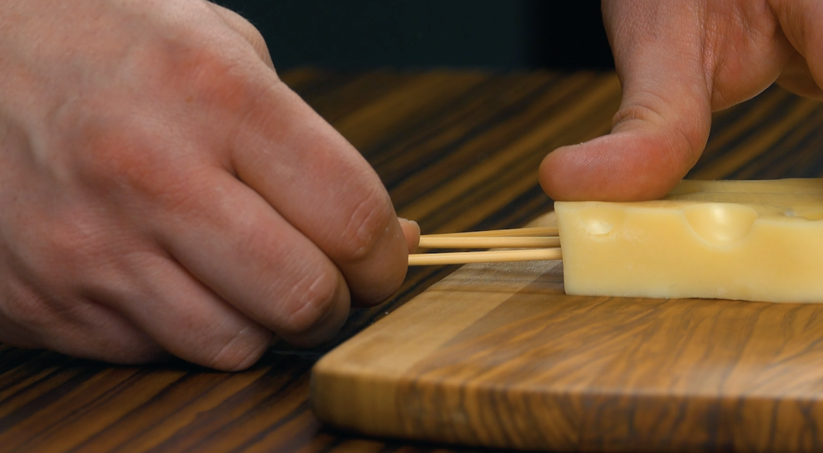 planter une brochette dans chaque morceau de fromage