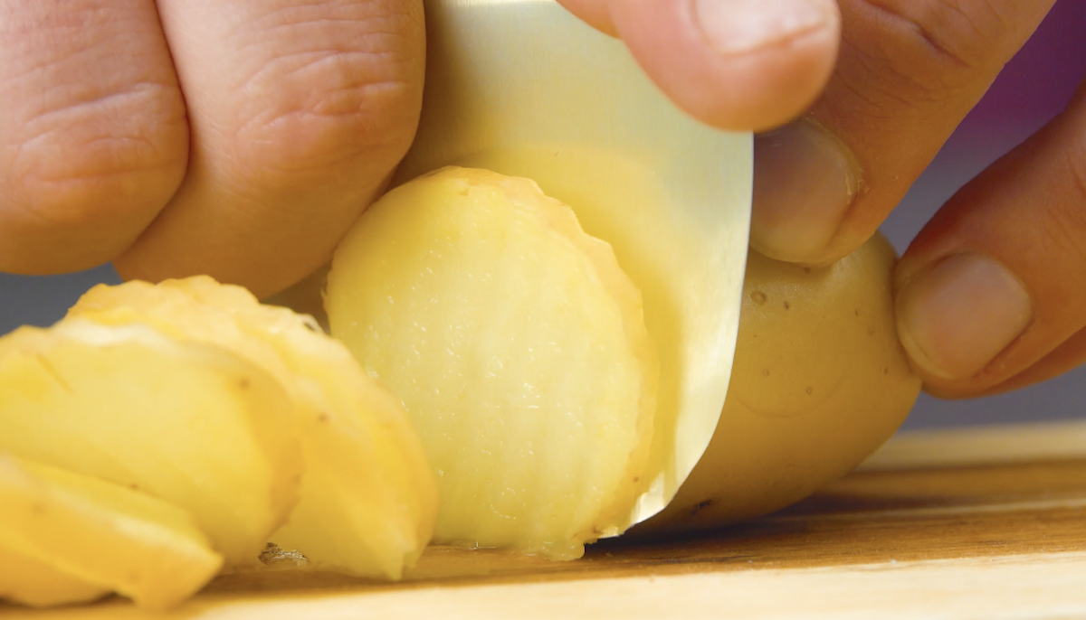 couper des tranches de pomme de terre avec le couvercle