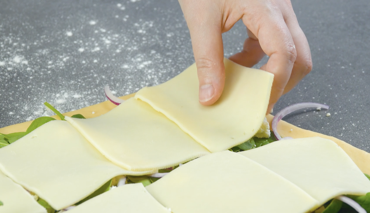 garnir d'épinards, de feta, d'oignons, d'ail et de fromage