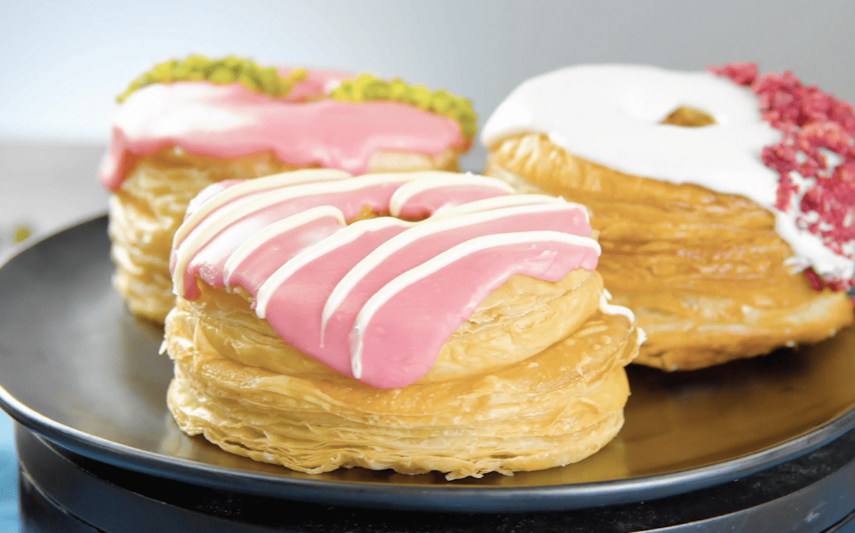 cronuts avec glaçage à la framboise