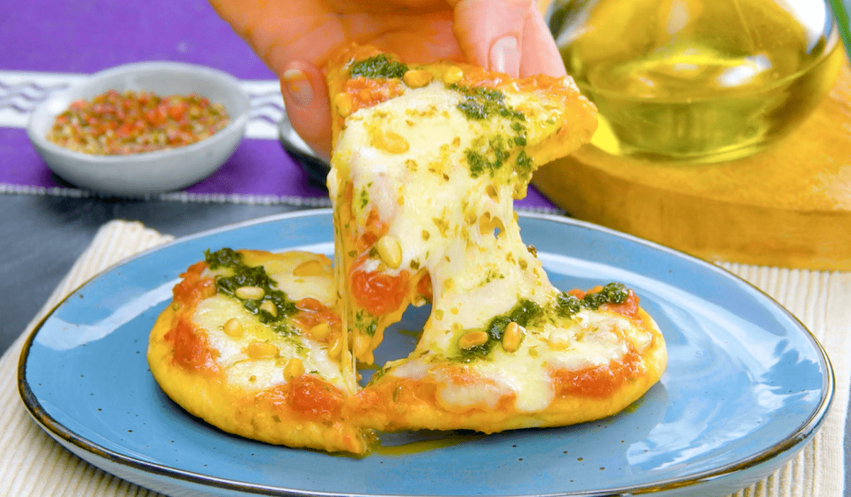 Naan avec des tomates et de la mozzarella