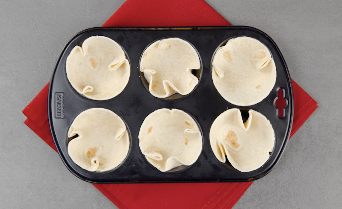 placer les tortillas dans un moule à muffins