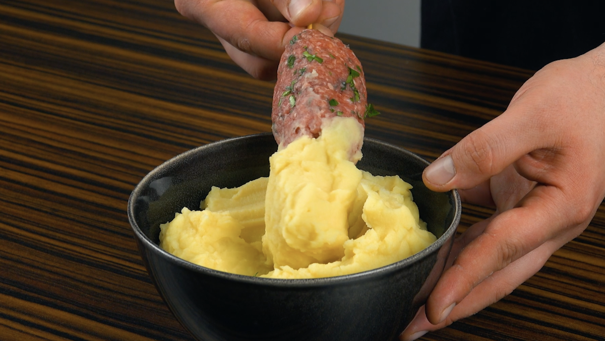 recouvrir l'autre moitié du fromage avec de la purée de pommes de terre