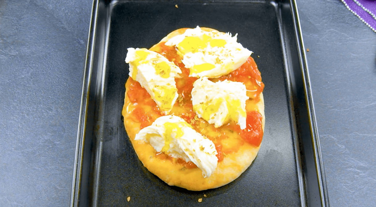 garnir le naan avec de la sauce tomate et de la mozzarella