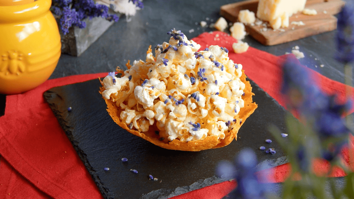 Pop-corn au miel et à la lavande dans une barquette croustillante de manchego