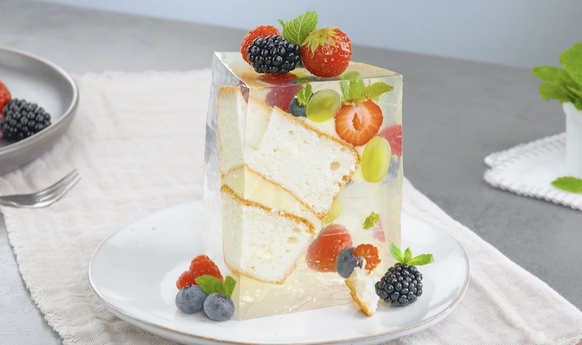 Magnifique gâteau à la crème au beurre enveloppé de gelée