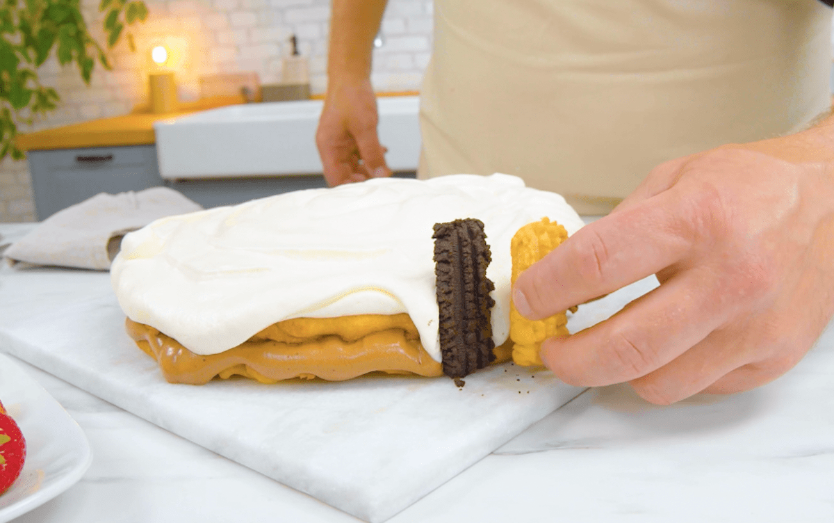 placer les biscuits tout autour du gâteau