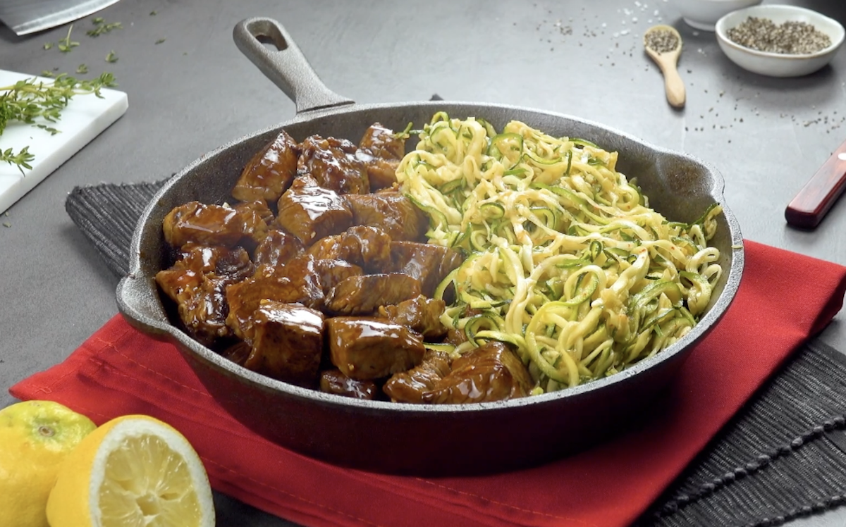 Bouchées de bœuf accompagnées de leurs zoodles