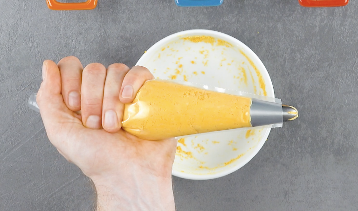 mettre le jaune d'œuf et le fromage frais dans une poche à douille