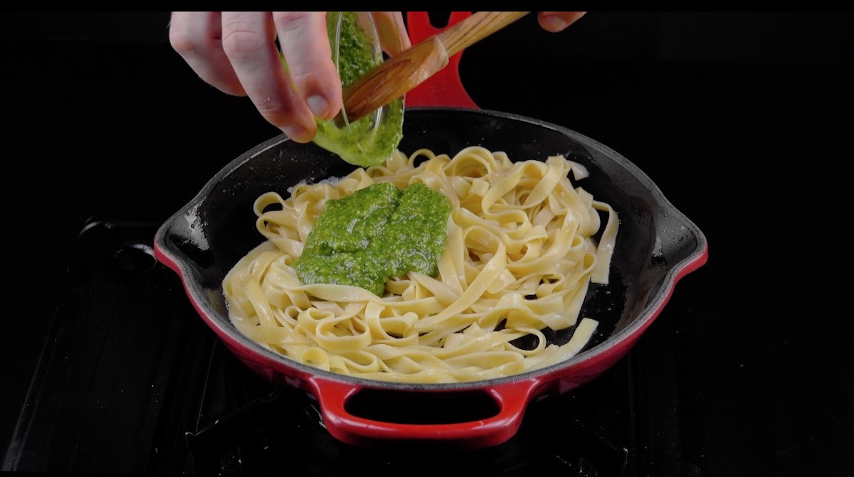 préparer les tagliatelles avec du pesto