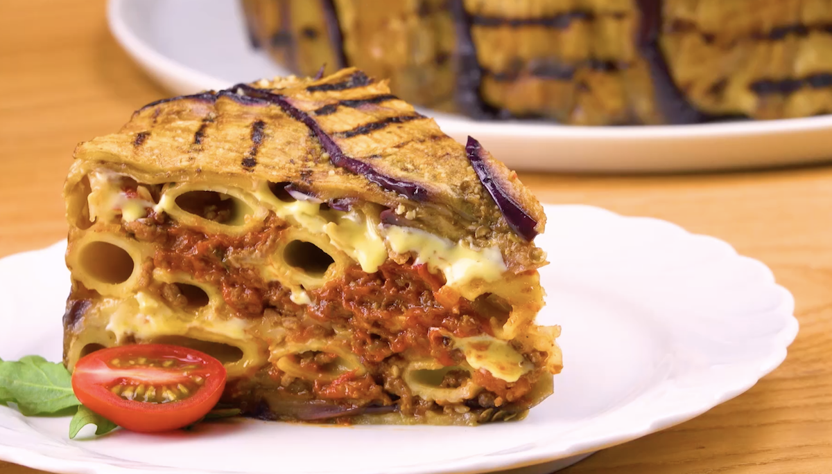 une part de gâteau d'aubergines et rigatoni