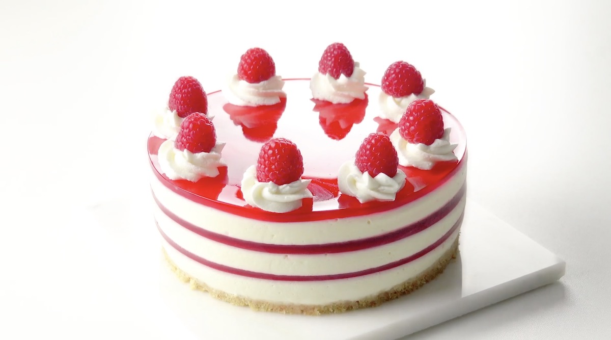 Gâteau à la gelée rouge et blanc avec des framboises