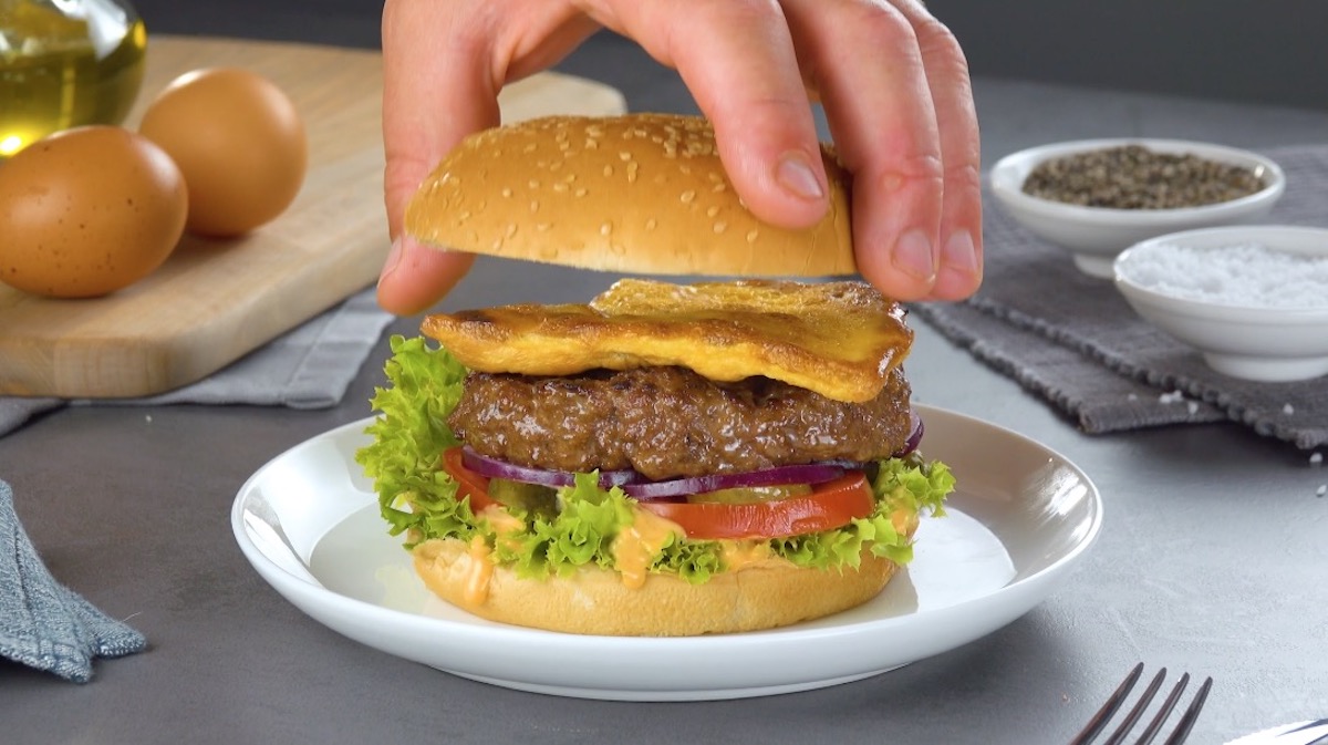 hamburger avec une galette d’œuf