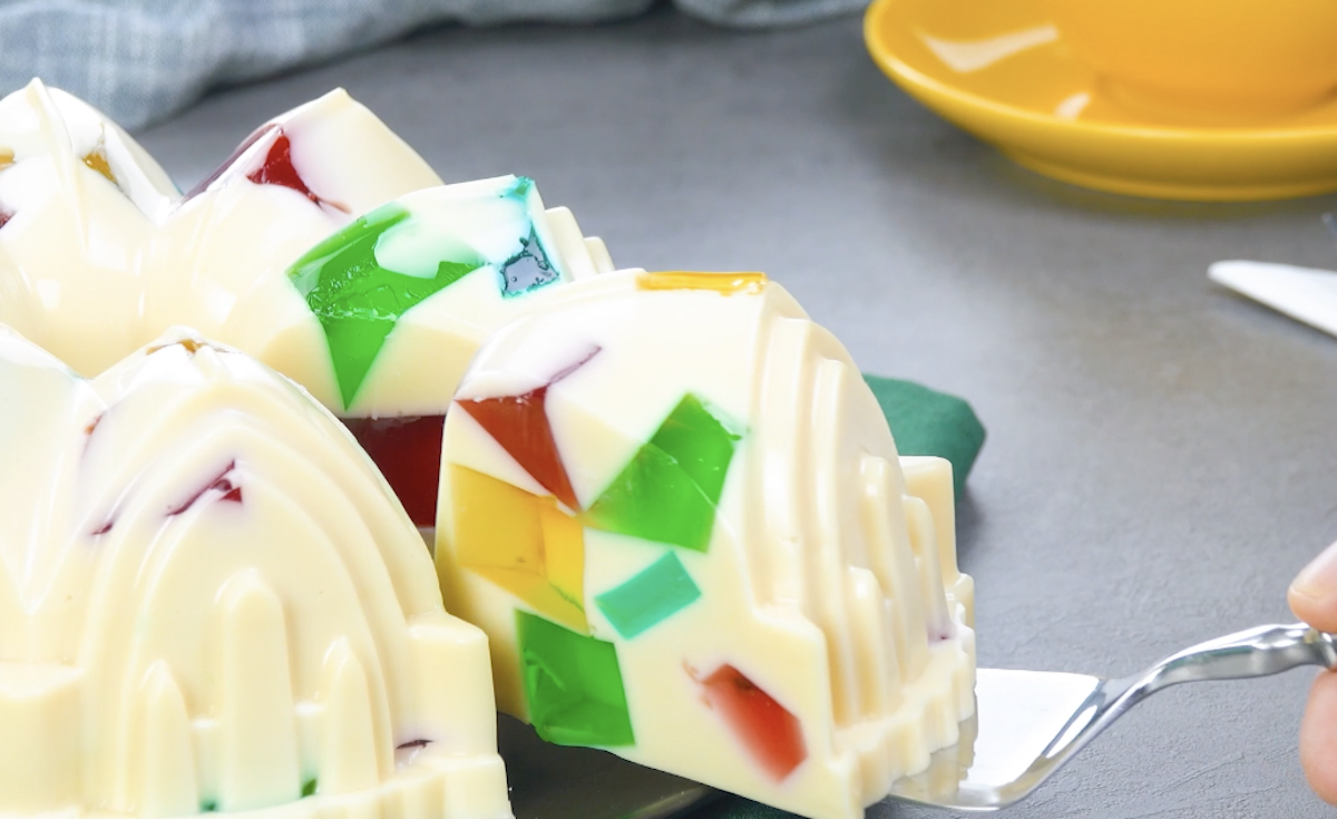 Coloré comme un vitrail ! Gâteau à la gélatine avec crème d'ananas