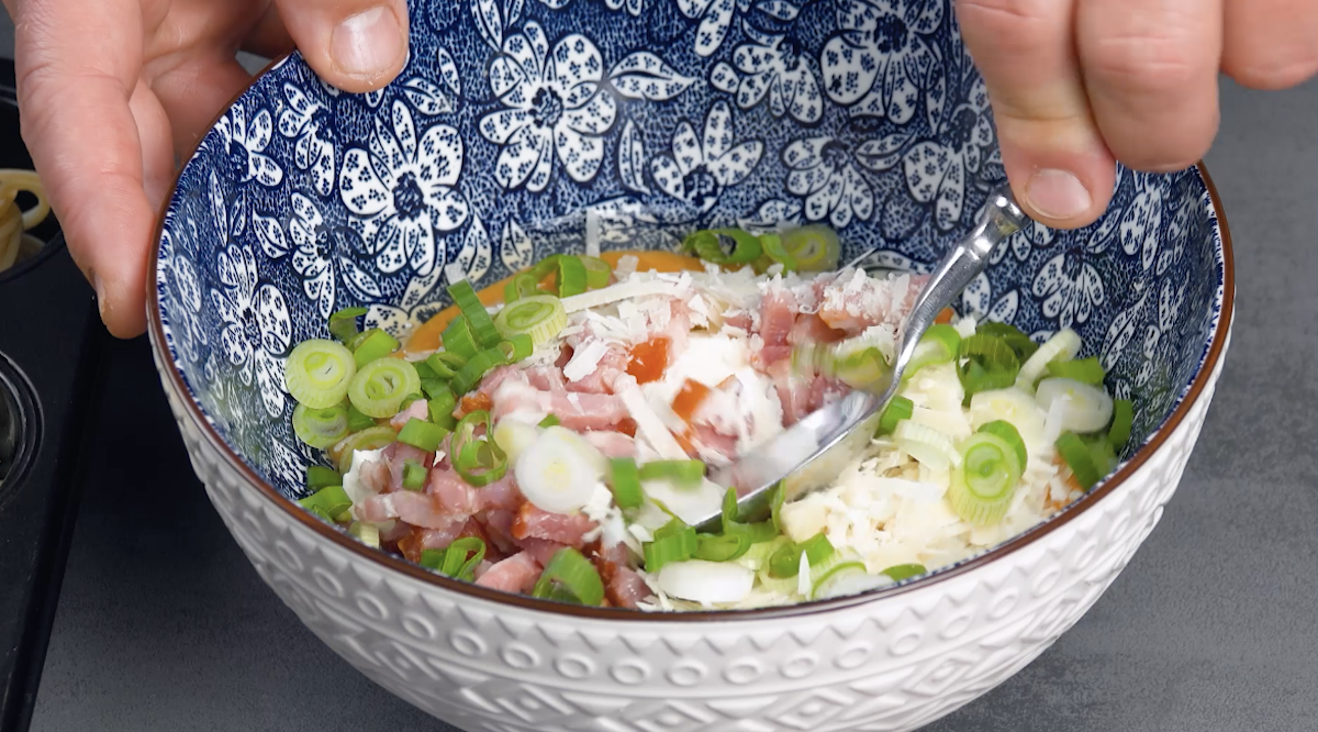 sauce pour spaghettis dans un saladier, avec lardons, crème fraîche, oignons nouveaux et parmesan