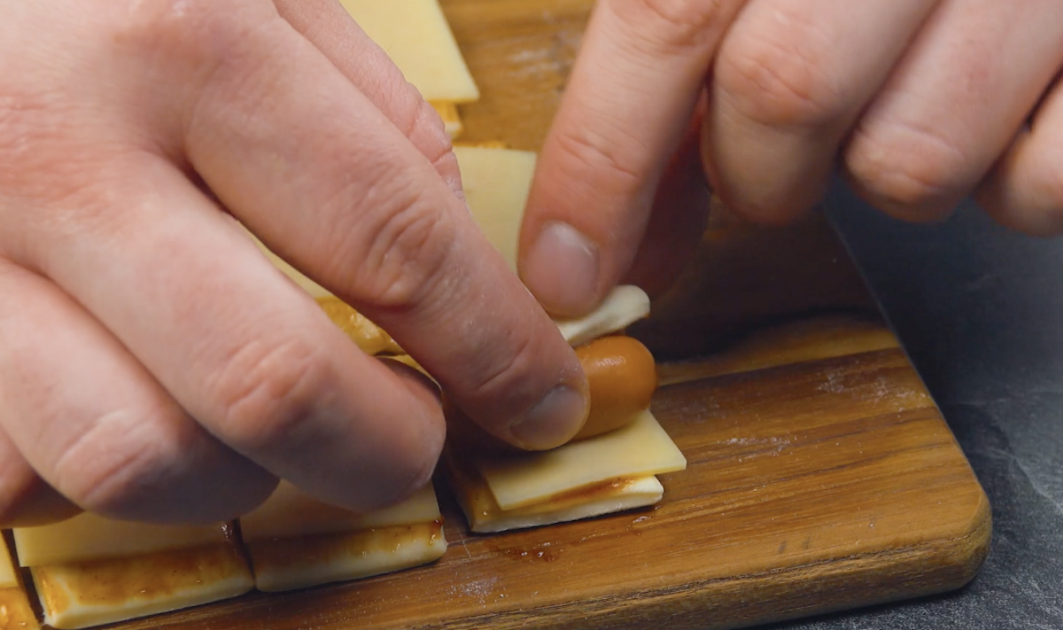 envelopper une saucisse dans la pâte