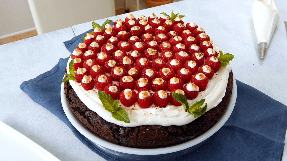 gâteau au chocolat et aux framboises avec crème de mangue