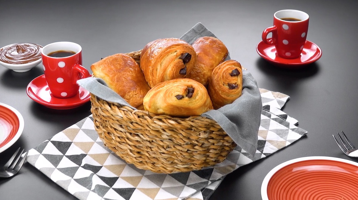 pains au chocolat dans un panier