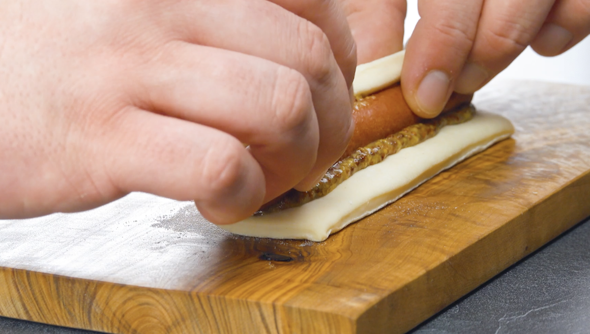 envelopper les saucisses dans la pâte