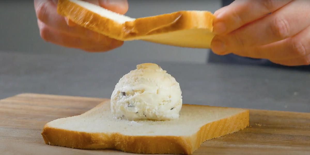 mettre une boule de glace sur le pain de mie